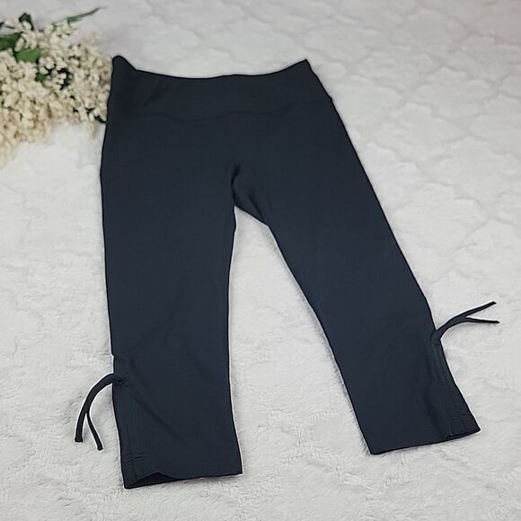 Moving Comfort Cropped Leggings [SIZE SMALL]‎ - Picture 1 of 4